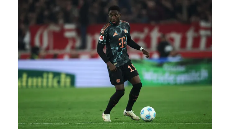 Alphonso Davies em campo pelo Bayern de Munique. Lateral voltou ao radar do Real Madrid. Foto: Alex Grimm/Getty Images