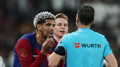 Araújo, do Barcelona, desativa comentários em rede social após queda na Champions.
