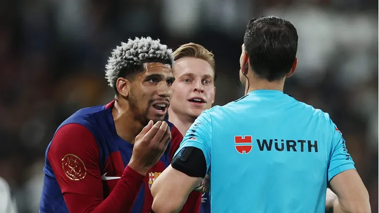 Araújo, do Barcelona, desativa comentários em rede social após queda na Champions.