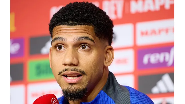 Ronald Araujo, do Barcelona, fala pela primeira vez após falhas na eliminação da Champions: "Este time...'. (Photo by Fran Santiago/Getty Images)