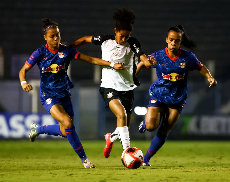 Jogadoras de Corinthians e Bragantino brigam pela bola (Reprodução/Rodrigo Gazzanel/Agência Corinthians)
