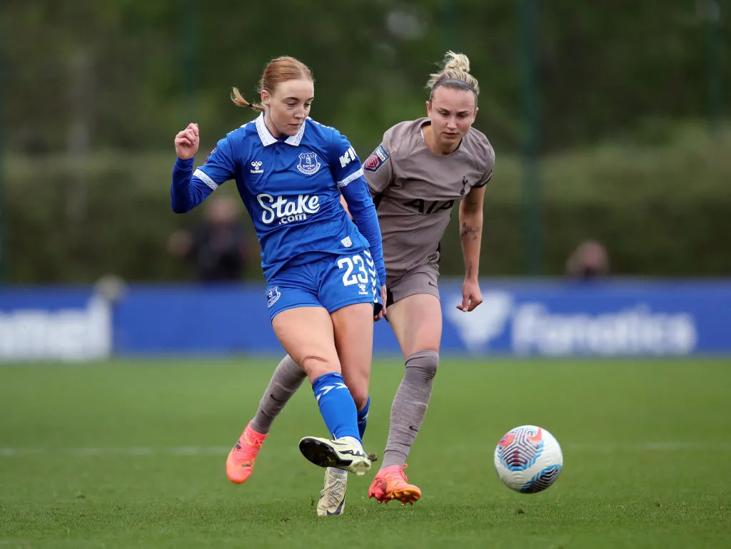 Sara Holmgaard atuando com a camisa do Everton (Photo by Jess Hornby/Getty Images)