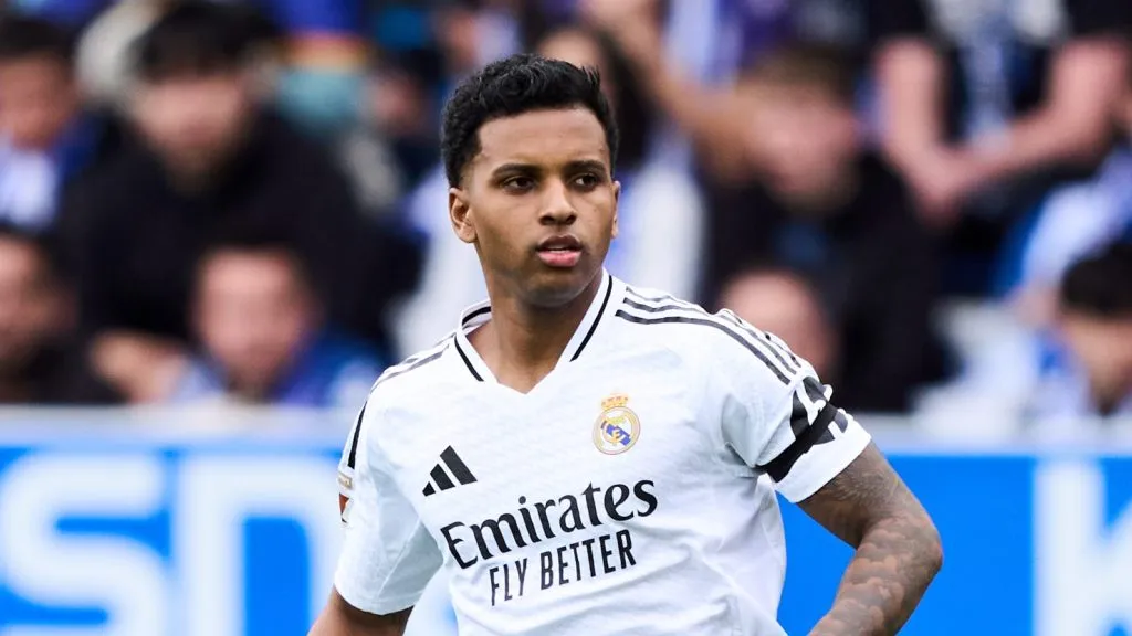 VITORIA-GASTEIZ, ESPANHA - 13 DE ABRIL: Rodrygo vai do Real Madrid em ação durante a partida da LaLiga entre Deportivo Alavés e Real Madrid CF no Estadio de Mendizorroza em 13 de abril de 2025 em Vitoria-Gasteiz, Espanha.