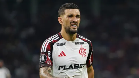Sem renovar com o Flamengo, Arrascaeta dá sinal verde para empresários negociarem com novo clube. (Photo by Joaquín Camiletti/Getty Images)