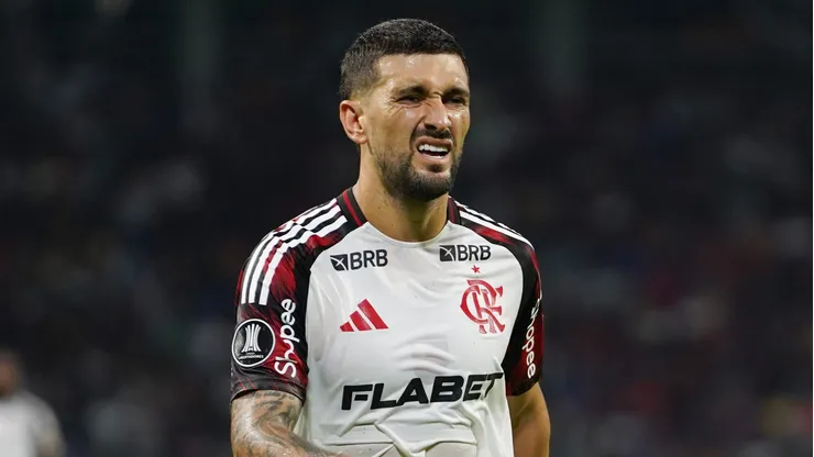 Sem renovar com o Flamengo, Arrascaeta dá sinal verde para empresários negociarem com novo clube. (Photo by Joaquín Camiletti/Getty Images)