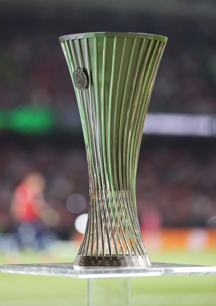 Troféu da Conference League, torneio que o Levski pode se classificar. Foto: Michael Steele/Getty Images