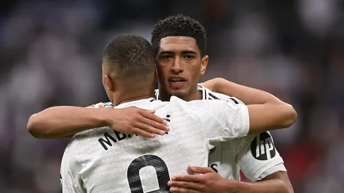 Bellingham abraça Mbappé no Real Madrid. Foto: Denis Doyle/Getty Images