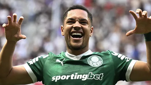 Vitor Roque comemora o gol fazendo o tigre