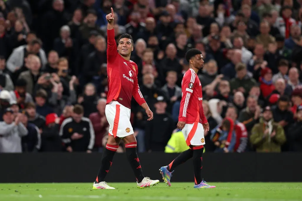 Casemiro, do Manchester United, comemora após marcar o segundo gol de sua equipe durante a partida de volta da semifinal da UEFA Europa League 2024/25 entre Manchester United e Athletic Club, em Old Trafford, no dia 8 de maio de 2025, em Manchester, Inglaterra. (Foto de Michael Steele/Getty Images)