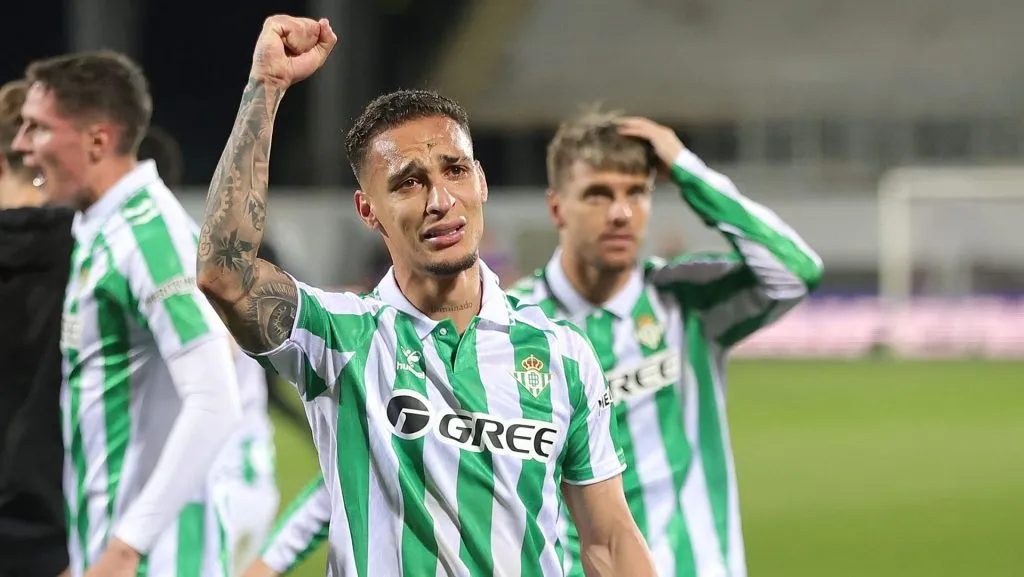Antony comemorando ida do Real Betis para a final da Conference League