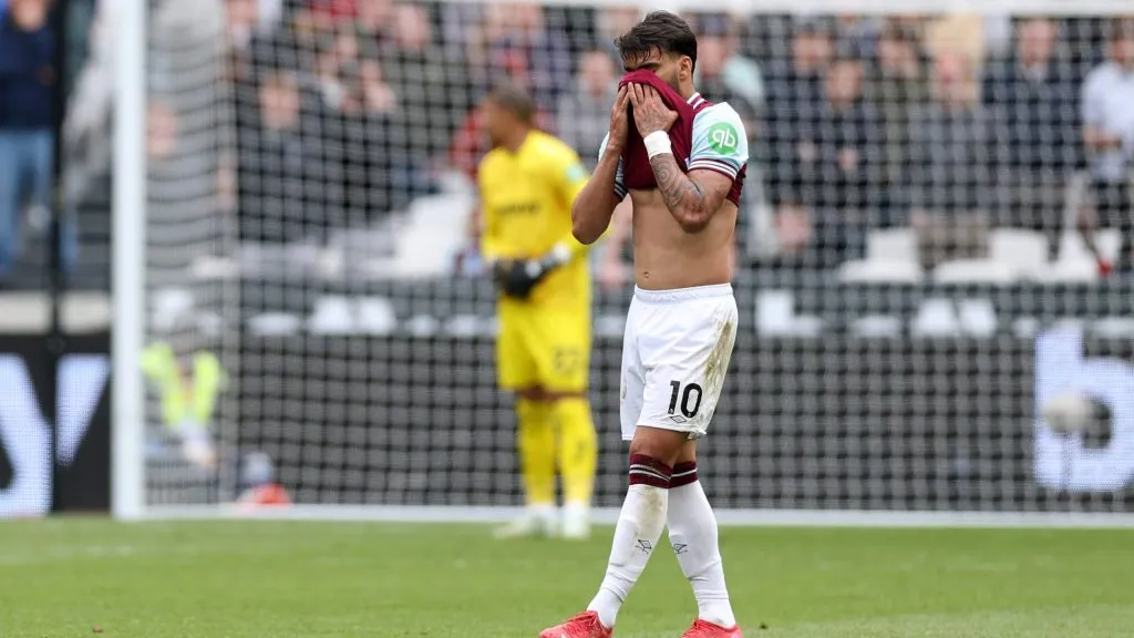 Lucas Paquetá chorando após tomar cartão amarelo em jogo contra o Tottenham. Foto: Ryan Pierse/Getty Images