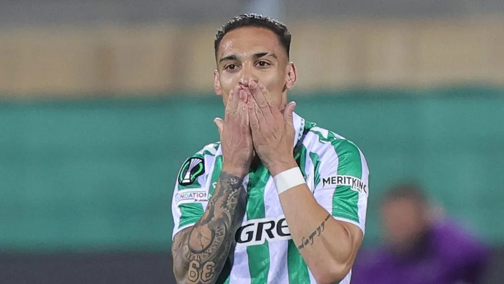 Antony dos Santos, do Real Betis Balompié, comemora após marcar um gol durante a partida de ida da semifinal da UEFA Conference League 2024/25 entre ACF Fiorentina e Real Betis Balompié, no estádio Artemio Franchi, em 8 de maio de 2025, em Florença, Itália. (Foto de Gabriele Maltinti/Getty Images)