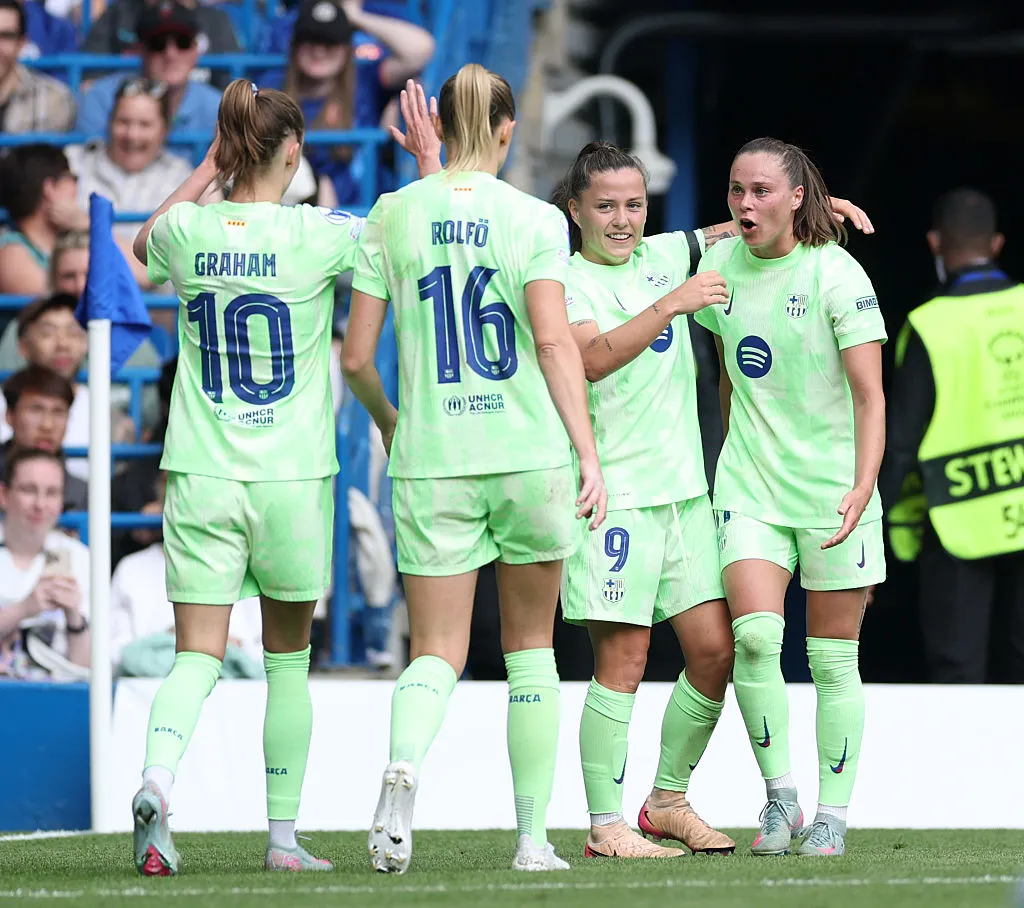 Jogadoras do Barcelona comemoram uma vitória da equipe (Photo by Warren Little/Getty Images)