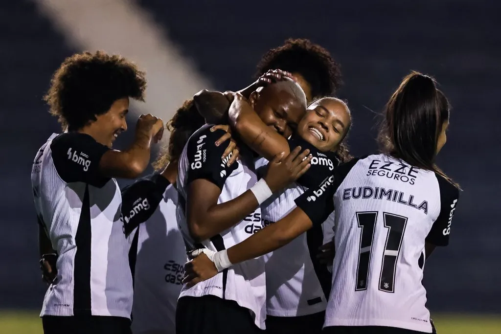 Jogadoras do Corinthians comemoram gol da equipe (Reprodução/Rebeca Reis/ag.Paulistão)