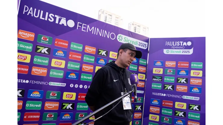 Lucas Piccinato, treinador do Corinthians, cobra postura das jogadoras no Paulistão Feminino (Reprodução/Rebeca Reis/ag.Paulistão)