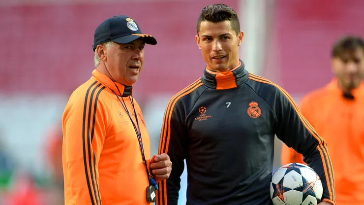 Carlo Ancelotti conversa com Cristiano Ronaldo