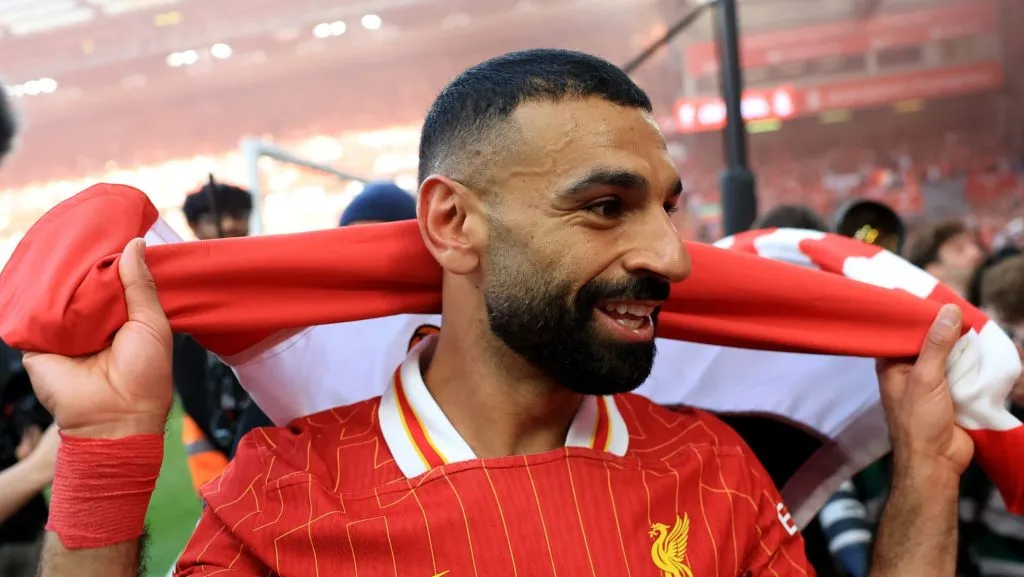 LIVERPOOL, INGLATERRA - 27 DE ABRIL: Mohamed Salah, do Liverpool, comemora a vitória do time e a confirmação do título da Premier League após a partida da Premier League entre Liverpool FC e Tottenham Hotspur FC em Anfield, em 27 de abril de 2025 em Liverpool, Inglaterra.