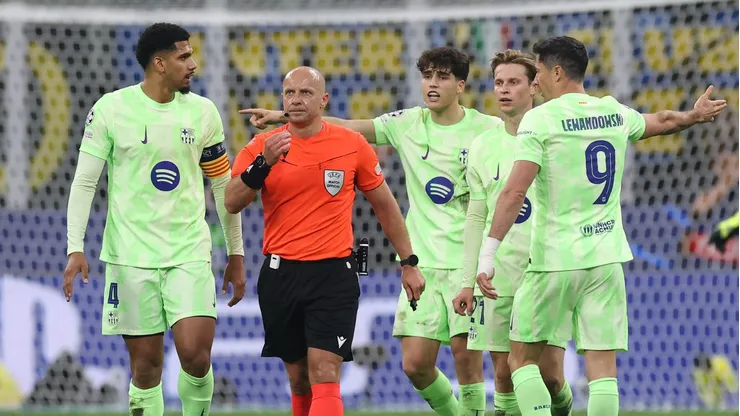 Vídeo mostra 'atrito' entre Ronald Araujo e Pedri na eliminação do Barcelona para a Inter de Milão. (Photo by Carl Recine/Getty Images)