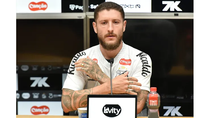 Zé Rafael, novo reforço do Santos, expressa suas preocupações sobre a estreia no Allianz Parque, palco de seu primeiro jogo após um longo período sem atuar. Foto JOTA ERREAGIF
