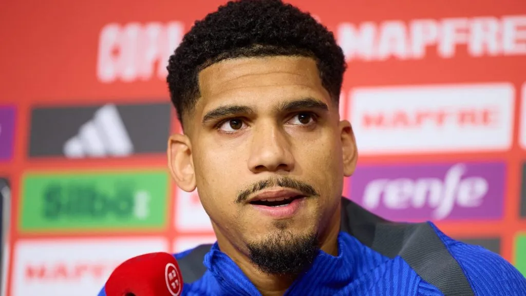 Ronald Araújo, zagueiro do Barcelona (Photo by Fran Santiago/Getty Images)