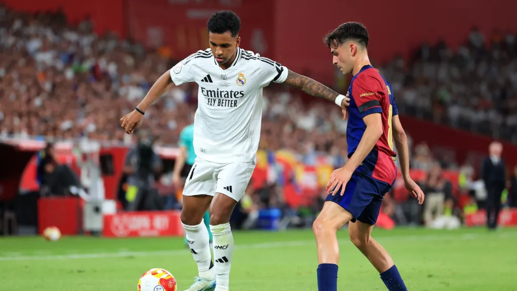 Rodrygo sendo marcado por Pedri durante jogo entre Barcelona e Real Madrid (Photo by Fran Santiago/Getty Images)