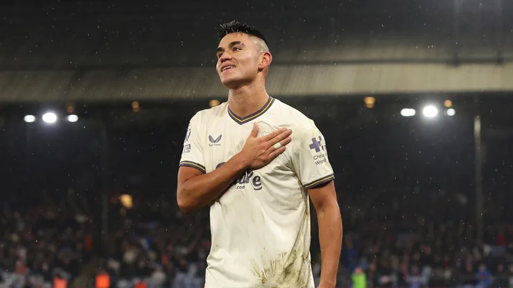 Carlos Alcaraz durante jogo do Everton