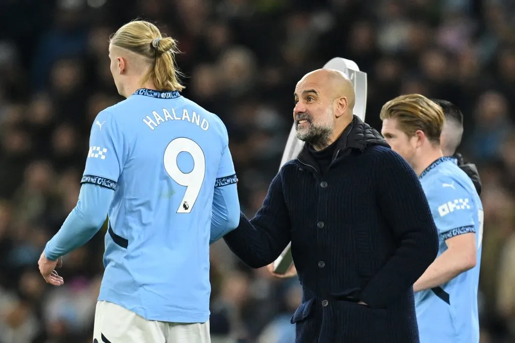 Guardiola e Haaland conversam em campo