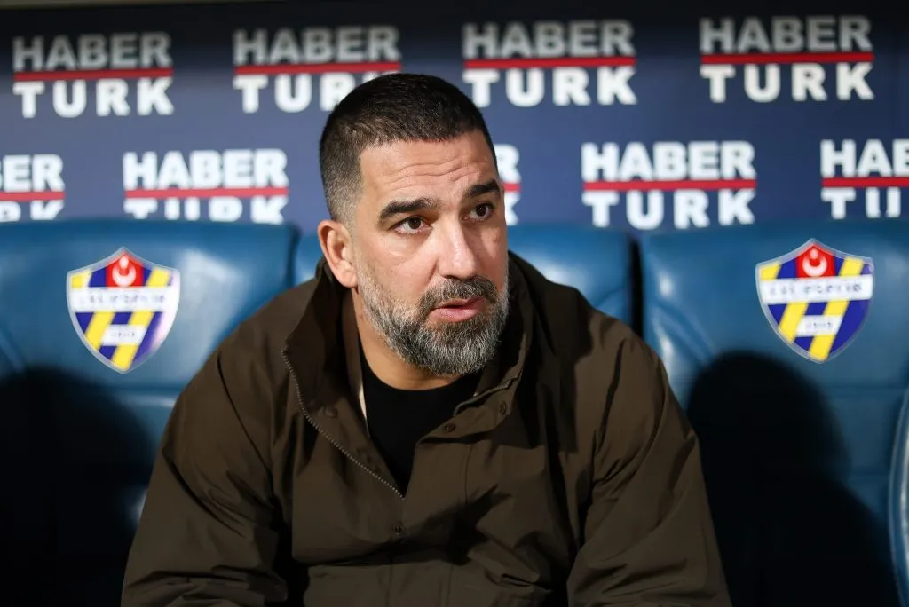 O técnico Arda Turan, do Eyüpspor, observa durante a partida da Superliga Turca entre Eyüpspor e Sivasspor, no Estádio Recep Tayyip Erdogan, em 31 de janeiro de 2025, em Istambul, Turquia. (Foto de Ahmad Mora/Getty Images)