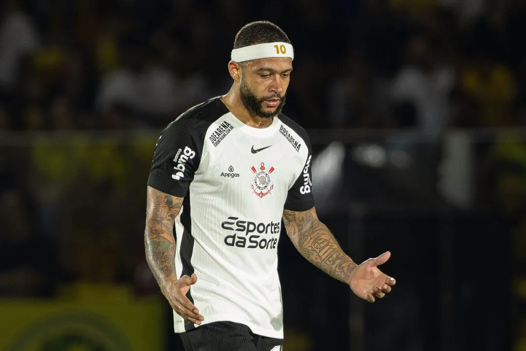 [MEMPHIS DEPAY jogador do Corinthians lamenta durante partida contra o Mirassol no estádio Jose Maria de Campos Maia pelo campeonato Brasileiro A 2025. Foto Joisel AmaralAGIF