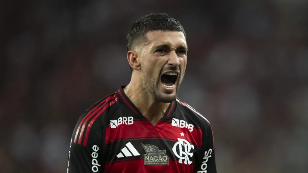 Arrascaeta jogador do Flamengo comemora seu gol durante partida contra o Bahia no estádio Maracanã pelo campeonato Brasileiro A 2025. Foto Jorge RodriguesAGIF