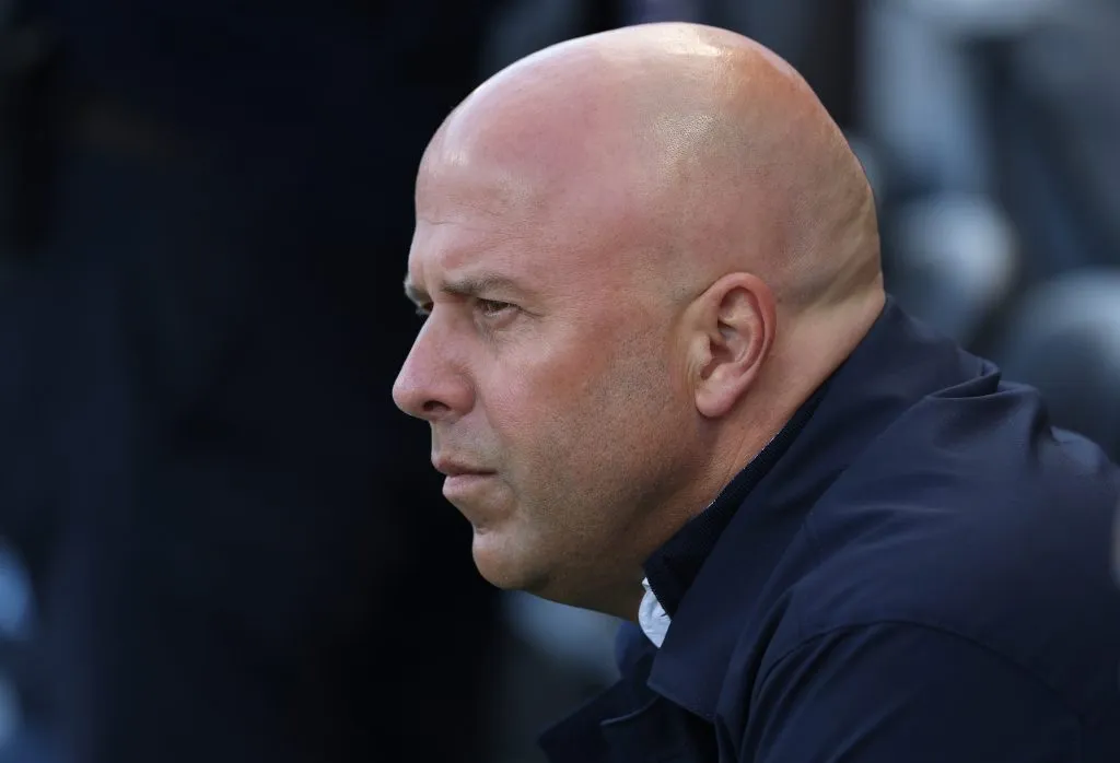 Arne Slot de casaco preto