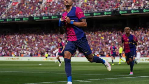 Raphinha comemora gol sobre o Real Madrid e mostra bordão do Barcelona. Getty Imagens