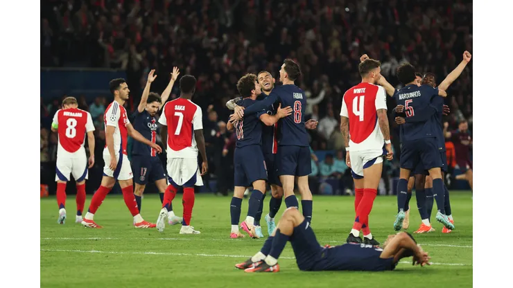 Torcedores do Tottenham agradeceram ao PSG pela eliminação do Arsenal na Champions League, mas logo tiveram seu cartaz removido. (Foto de Richard Heathcote/Getty Images)