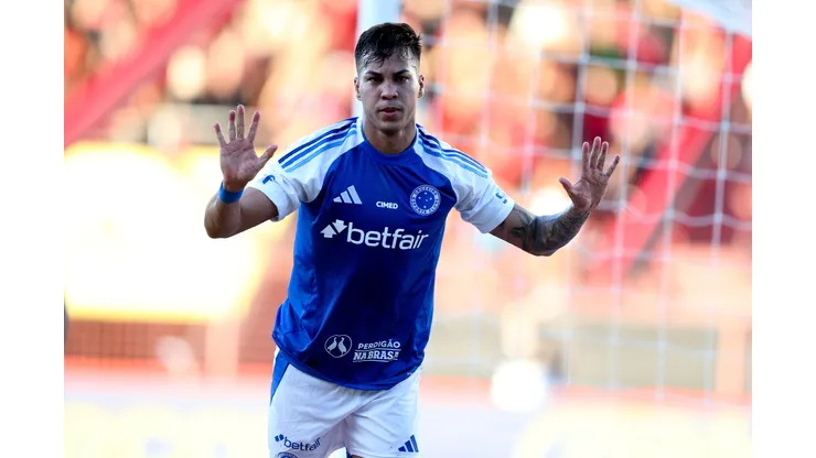 Kaio Jorge tem se destacado de forma impressionante no Brasileirão 2025, com gols e assistências que o colocam entre os principais nomes da competição. Foto Marlon CostaAGIF