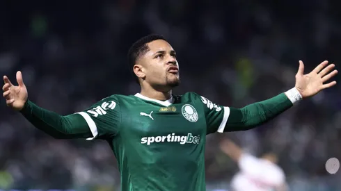 Vitor Roque comemora mais um gol pelo Verdão