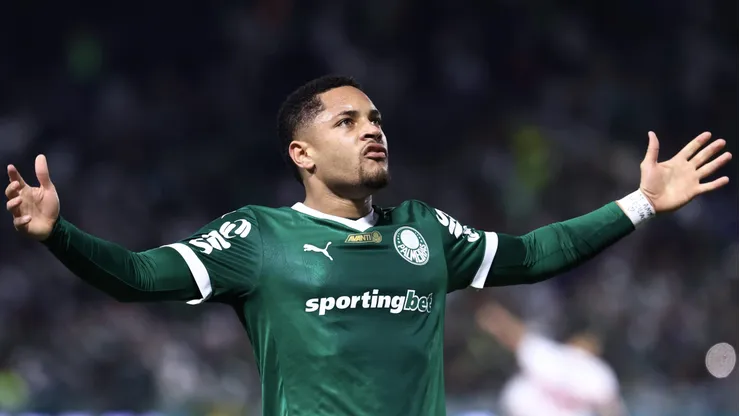 Vitor Roque comemora mais um gol pelo Verdão