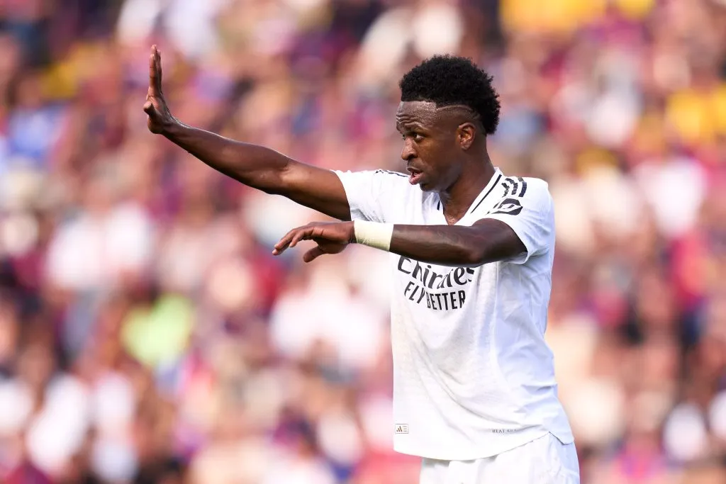 Vini Jr. faz gesto com as mãos