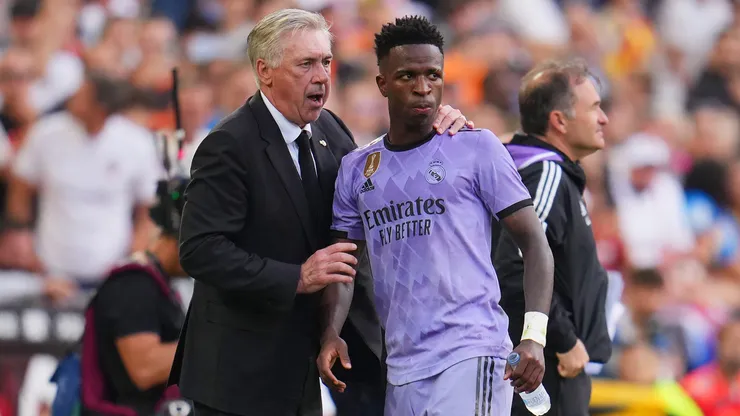 Carlo Ancelotti e Vini Jr. conversando em jogo do Real Madrid. Foto: Aitor Alcalde