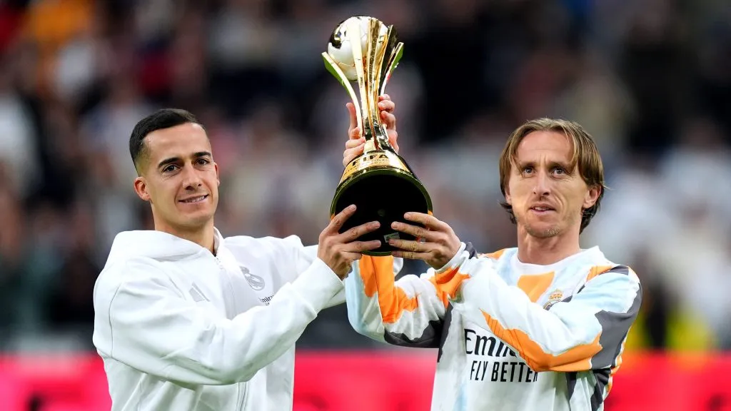 Lucas Vázquez e Luka Modrić com o troféu da Copa Intercontinental da FIFA. Foto: Angel Martinez/Getty Images