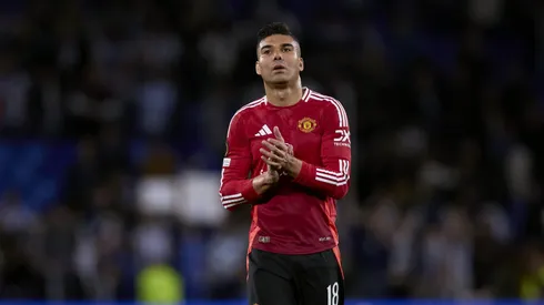 Casemiro com a camisa vermelha do Manchester United. Foto: Ion Alcoba Beitia/Getty Images