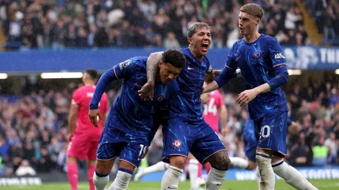 Jadon Sancho, Enzo Fernández e Cole Palmer comemorando gol do Chelsea. Foto: Harry Murphy