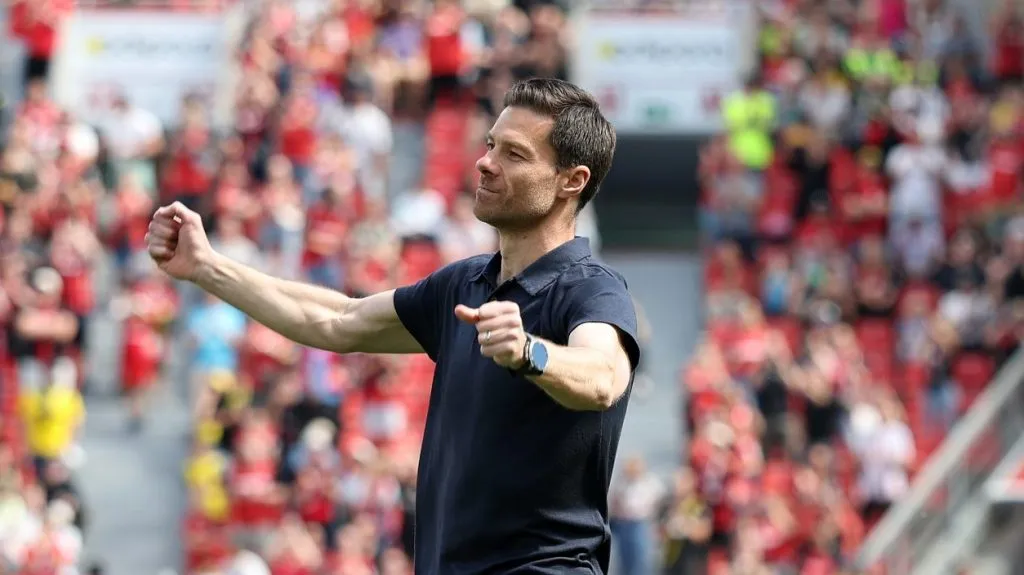 LEVERKUSEN, ALEMANHA - 11 DE MAIO: Xabi Alonso, treinador do Bayer 04 Leverkusen, cumprimenta os fãs antes de seu último jogo em casa, antes da partida da Bundesliga entre Bayer 04 Leverkusen e Borussia Dortmund na BayArena em 11 de maio de 2025 em Leverkusen, Alemanha.