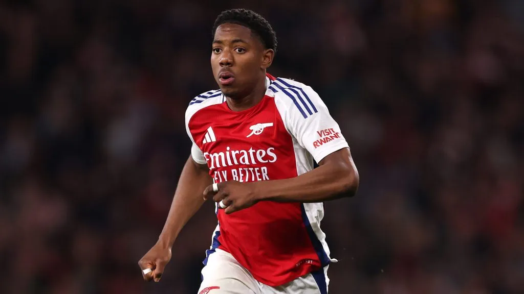 Lewis Skelly em jogo do Arsenal. Foto: Ryan Pierse/Getty Images