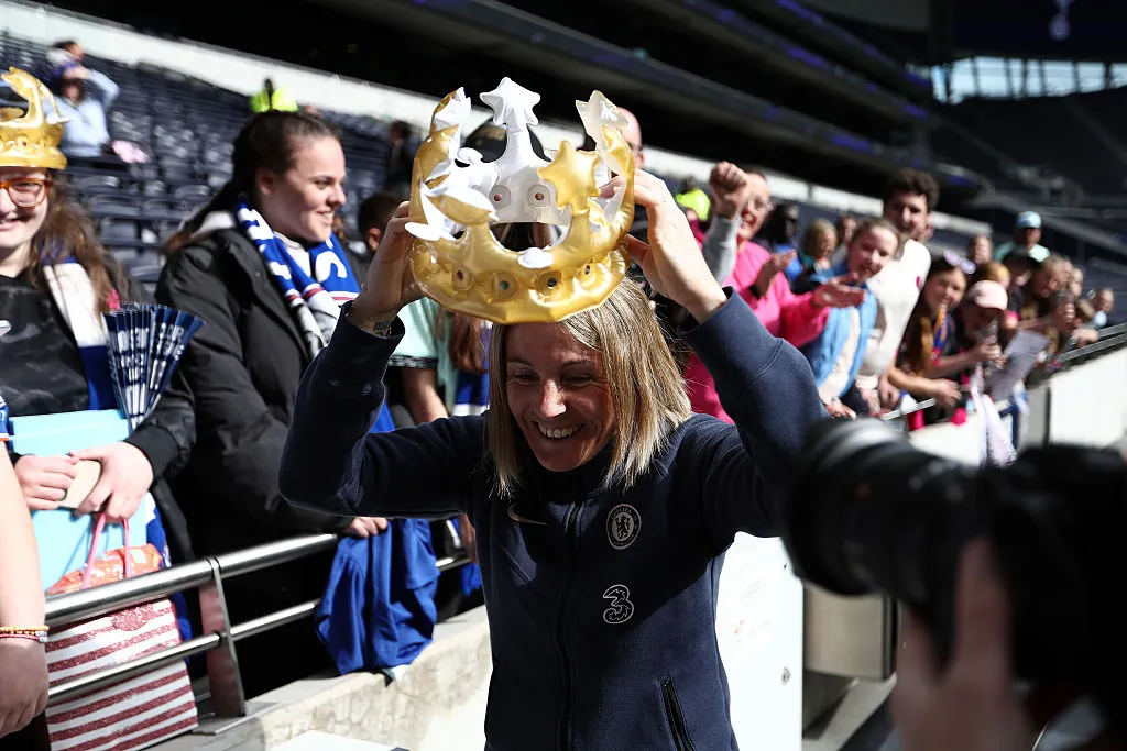 Sonia Bompastor comemora a conquista da WSL com a torcida do Chelsea (Photo by James Fearn/Getty Images)