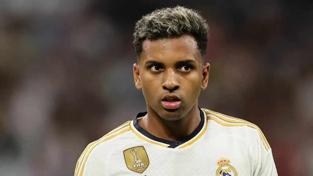 Rodrygo , alvo do Arsenal, com a camisa branca, em ação pelo Real Madrid.