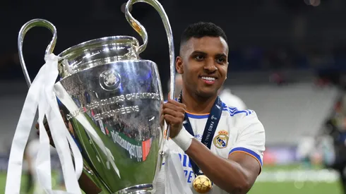 Rodrygo com a taça da Champions League. Foto: Shaun Botterill/Getty Images