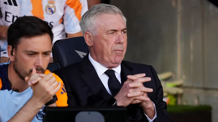 Carlo Ancelotti no banco de reservas do Real Madrdi