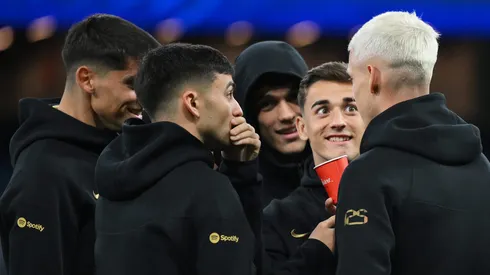 Jogadores do Barcelona ouvem Dani Olmo. Foto: David Ramos/Getty Images