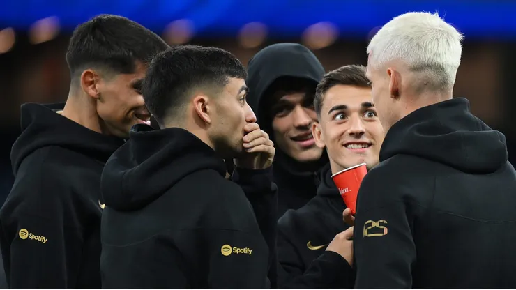 Jogadores do Barcelona ouvem Dani Olmo. Foto: David Ramos/Getty Images