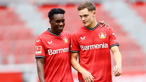 Jeremie Frimpong durante jogo pelo Leverkusen ao lado de Wirtz